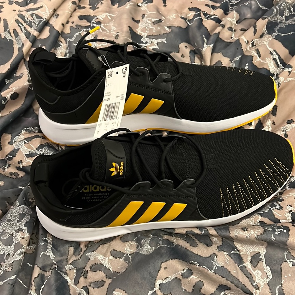 Brand new never worn Adidas tennis shoes